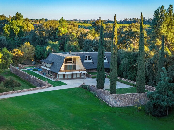 13-Acre Waterfront Estate — photo 1
