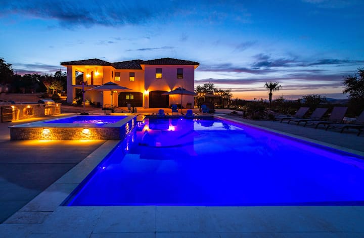 Swim-Up Bar on 19 Acres — photo 1