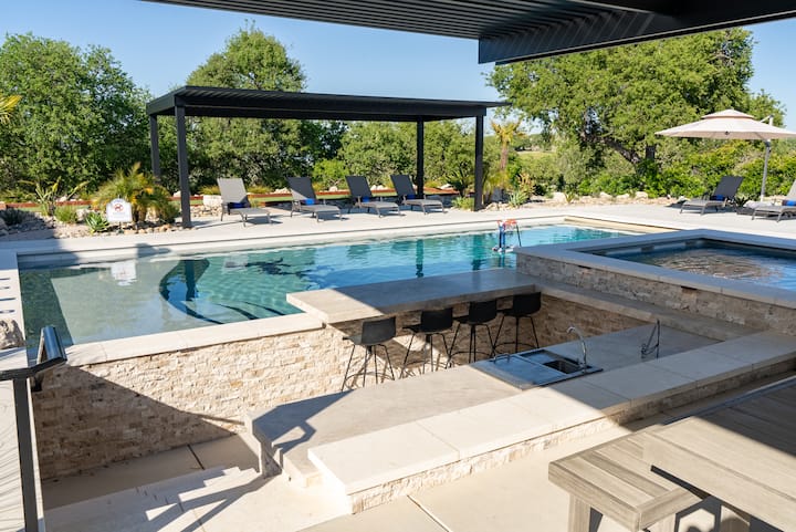 Swim-Up Bar on 19 Acres — photo 3