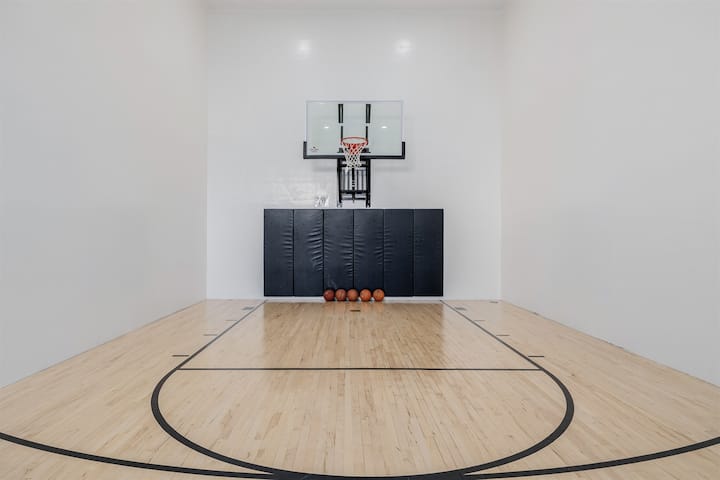 Indoor Basketball Court House — photo 3